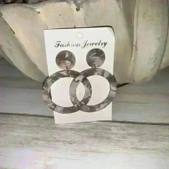 Acrylic resin gray circle hoop dangle earrings - Picture 5 of 5